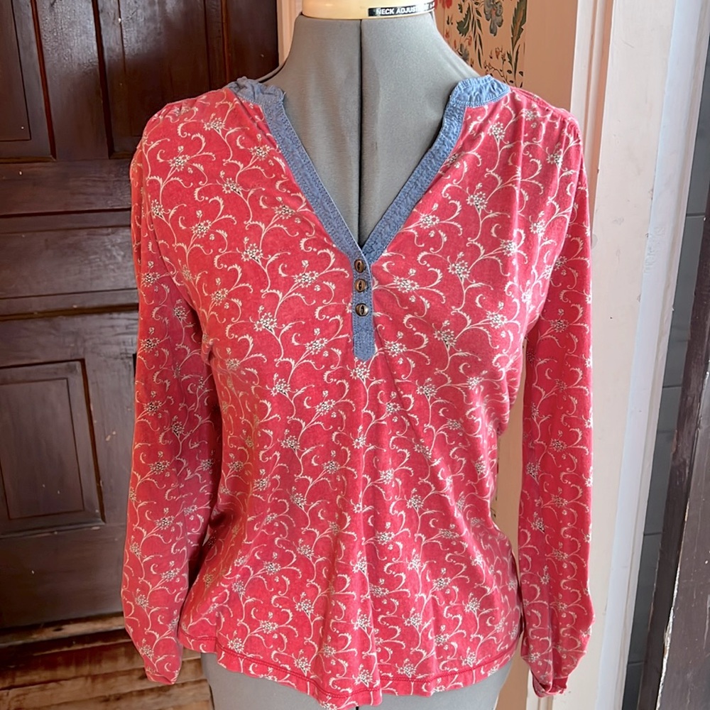 A casual but also comfortable top with long sleeves.